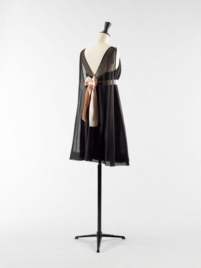 Exposição Balenciaga, l'oeuvre au noir, em Paris. Vestido, 1967