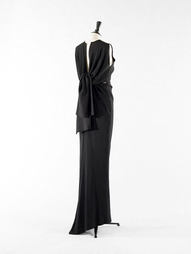 Exposição Balenciaga, l'oeuvre au noir, em Paris. Bolero e vestido, 1964