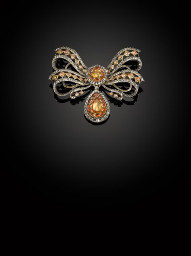 Guarnição de corpete (devant de corsage) em prata, ouro, diamantes, folheado a ouro e topázios. Finais do século XVIII