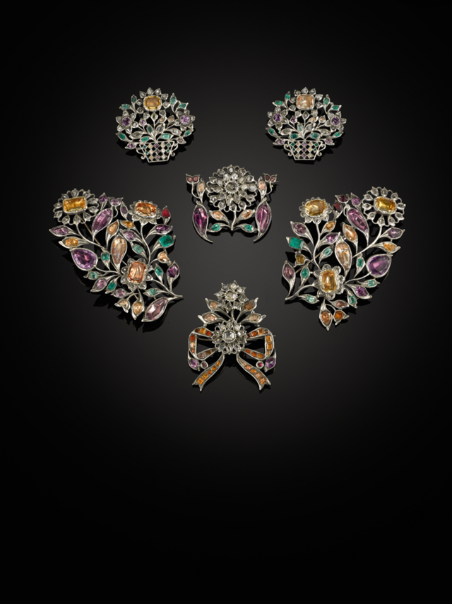 Peças da Colecção S. J. Phillips - Joias de Portugal em exibição na Casa-Museu Medeiros e Almeida