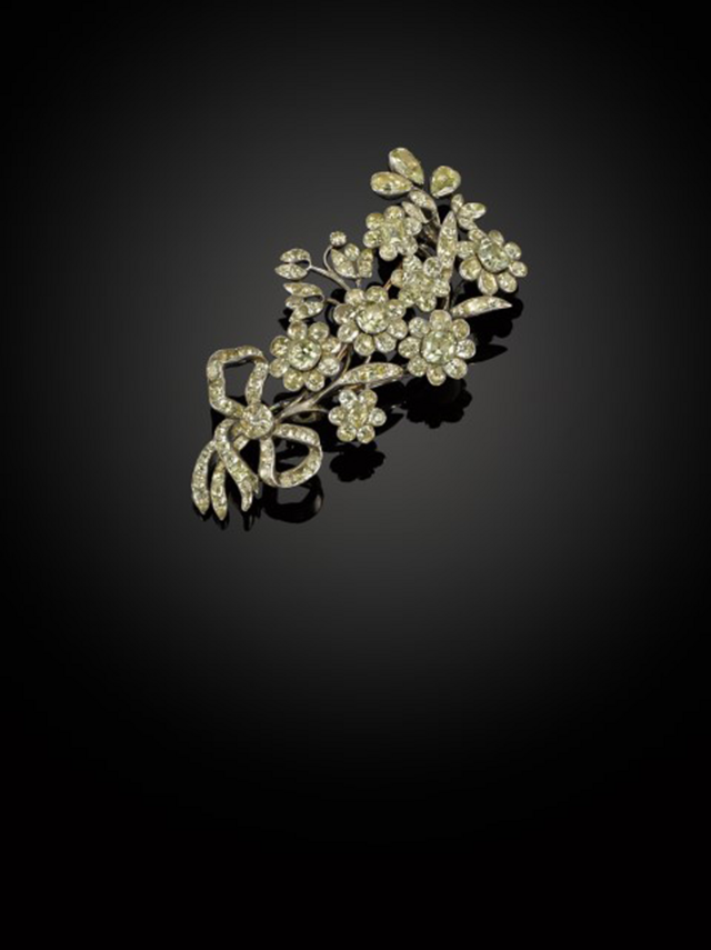 Adorno de cabelo em forma de bouquet de flores atado por uma fita, em prata e crisoberilos. Século XVIII