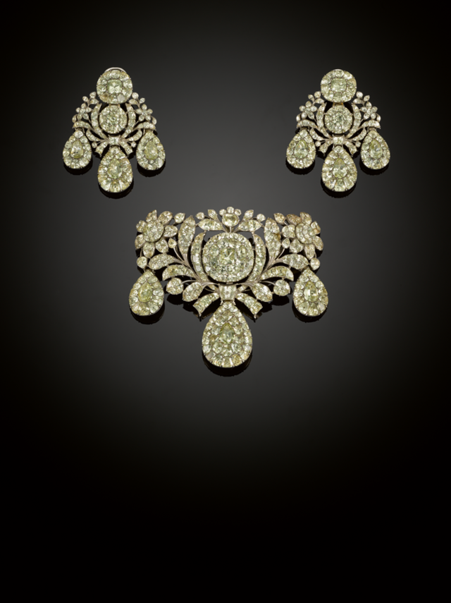 Conjunto de duas peças (demi-parure) composto por brincos com pingentes, com pendente laça com pingentes, em prata com crisoberilos. Século XVIII