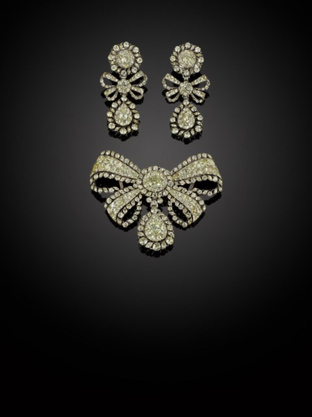 Conjunto de joias da Colecção S. J. Phillips - Joias de Portugal em exibição na Casa-Museu Medeiros e Almeida