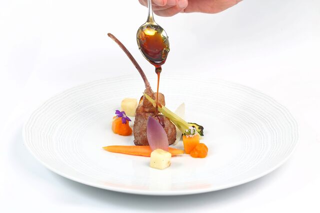 Carré de borrego, saladinha de legumes assados, esmagada de batata, molho de hortelã