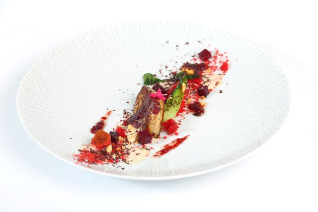 Escalope de foie gras, chocolate negro de São Tomé, pão de beterraba, molho de avelã