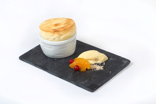 Soufflé Vilalara de Grand Marnier, segmentos de laranja de Silves, gelado de baunilha