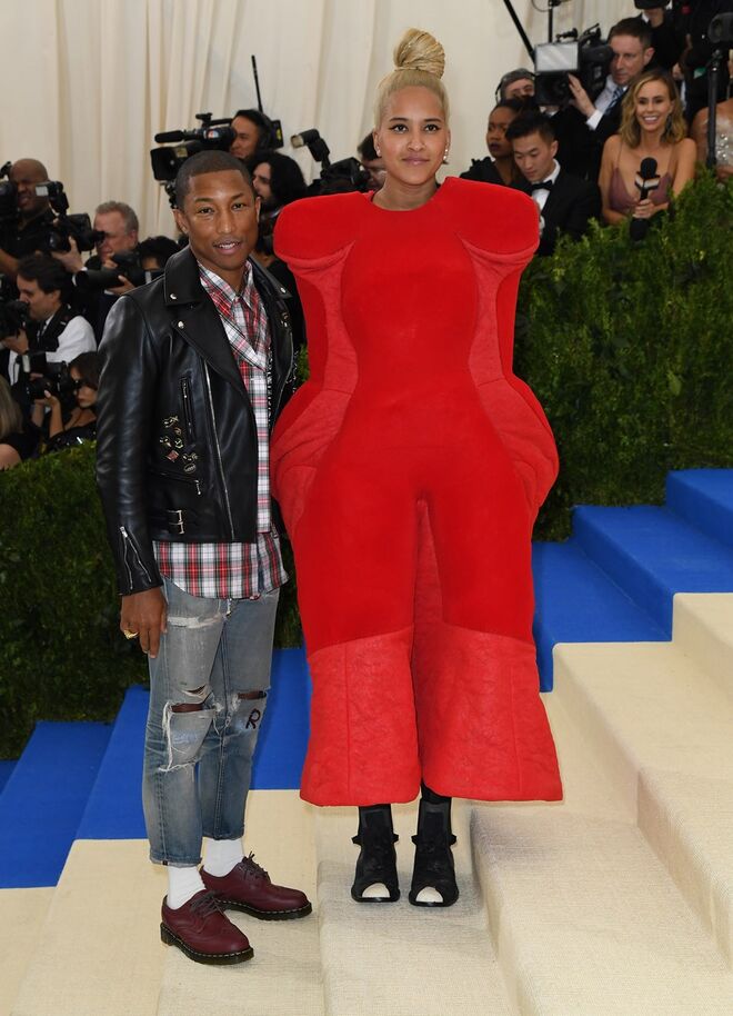 Pharrell Williams e Helen Lasichanh em Comme des Garçons
