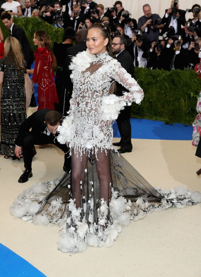  Chrissy Teigen em Marchesa