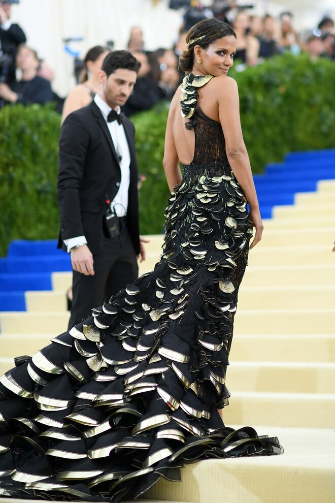 Halle Berry em Atelier Versace