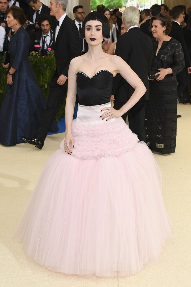 Lily Collins em Giambattista Valli 