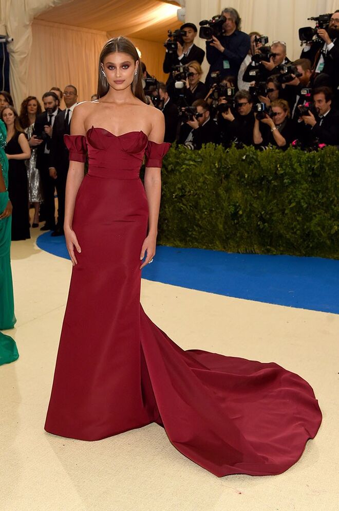 Taylor Hill em Carolina Herrera