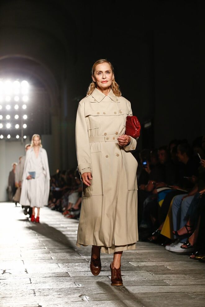 Agora (Lauren Hutton no desfile da Bottega, 2016)