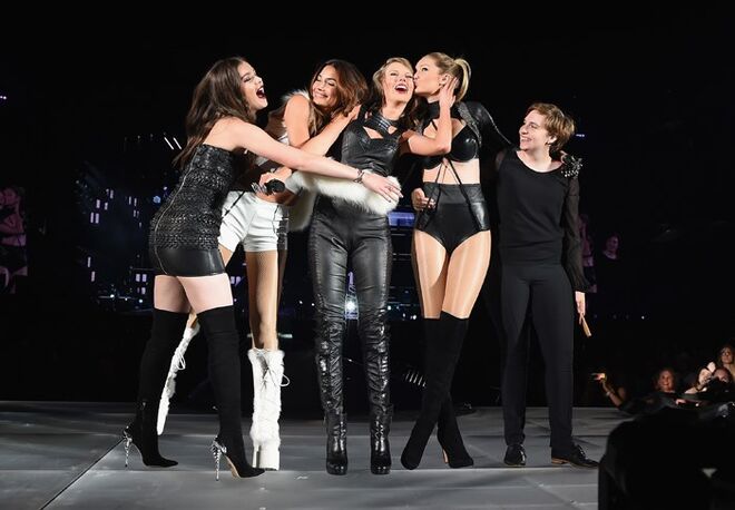 Agora (Hailee Steinfeld, Lily Aldridge, Gigi Hadid e Lena Dunham)