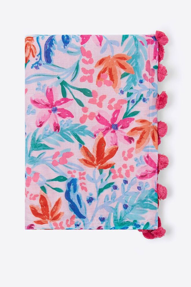 Toalha estampada com franjas, €26,99, Women’secret