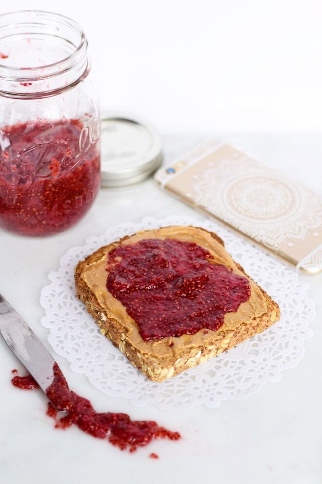 MORANGOS | em forma de compota com sementes de chia, barrando-a numa tosta ao pequeno-almoço