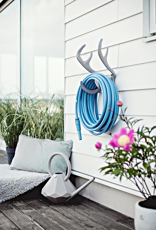 Suporte para mangueira Reindeer, alumínio fundido, €277, mangueira Dirty Dust Hose, borracha indeformável, €110 por 20 metros, e regador Crystal, €65, todos da Garden Glory 