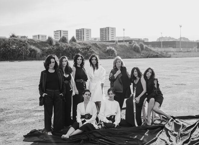 Da esquerda para a direita, Rita Blanco, Verra Barreto, Sara Norte, Teresa Tavares, Ana Bustorff, Márcia Breia, Alexandra Rosa e Anabela Moreira. Em baixo, Cleia Almeida e Íris Macedo