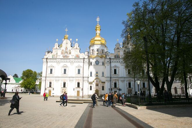 Pechersk Lavra ou Mosteiro das Grutas, o mosteiro cristão ortodoxo mais antigo da Ucrânia, construído em 1051 durante o reinado de Jaroslau I, o Sábio, distinto pelas suas ostentosas cúpulas douradas