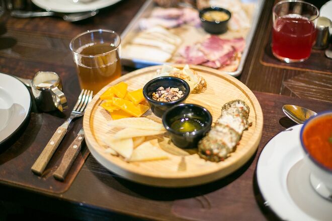 Restaurante Ostannya Barykada (A Última Barricada) - Entradas com a bebida tradicional ucraniana, Kompot