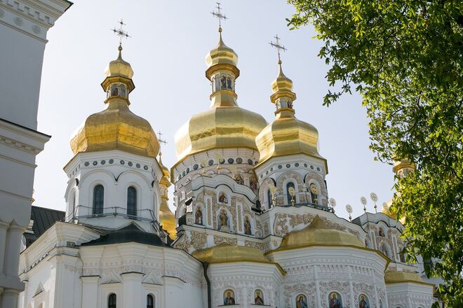 Pechersk Lavra ou Mosteiro das Grutas, o mosteiro cristão ortodoxo mais antigo da Ucrânia, construído em 1051 durante o reinado de Jaroslau I, o Sábio, distinto pelas suas ostentosas cúpulas douradas