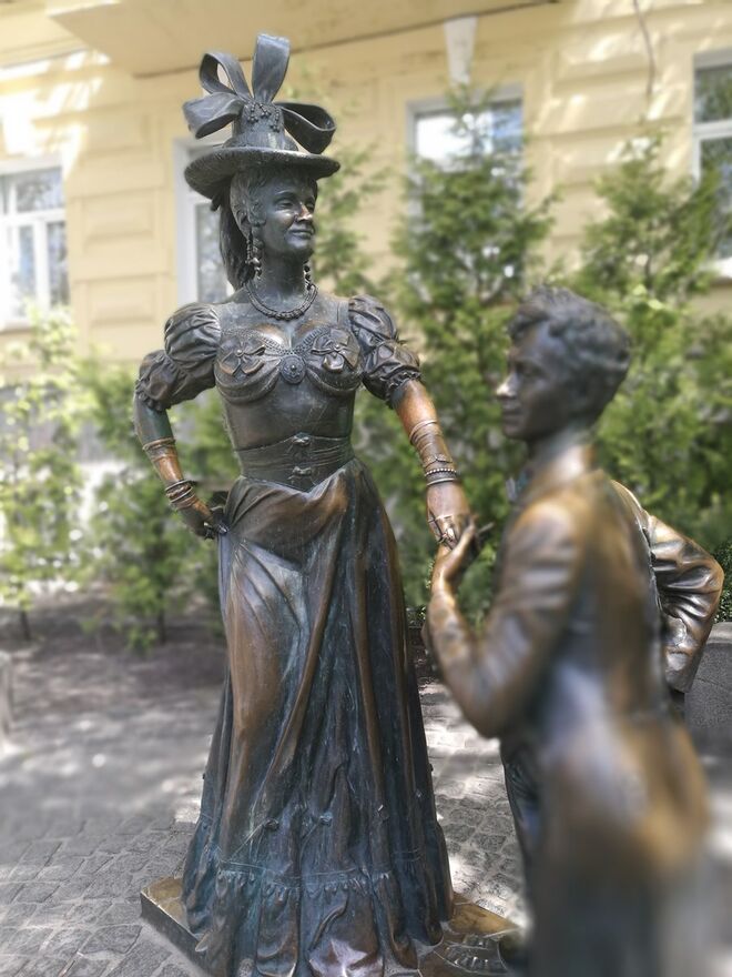 Estátua Pronya e Golohvastov inspirada no filme Za Dvoma Zaitsiam: ela, uma aristocrata, ele, um pretendente com interesses na sua fortuna, na verdade apaixonado por uma rapariga pobre
