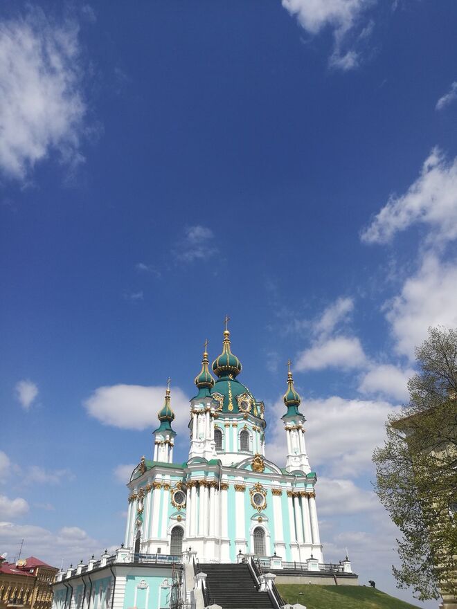 St. Andrew’s Church, uma igreja de estilo barroco em tons de azul e dourado, construída entre 1747 e 1754, pelo arquiteto italiano Bartolomeo Rastrelli