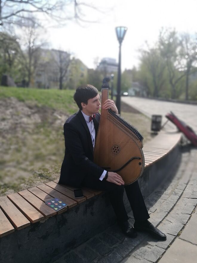 Nesta localização esperava-nos um tocador de bandura, um instrumento musical tipicamente ucraniano, muito utilizado na música folk do país.