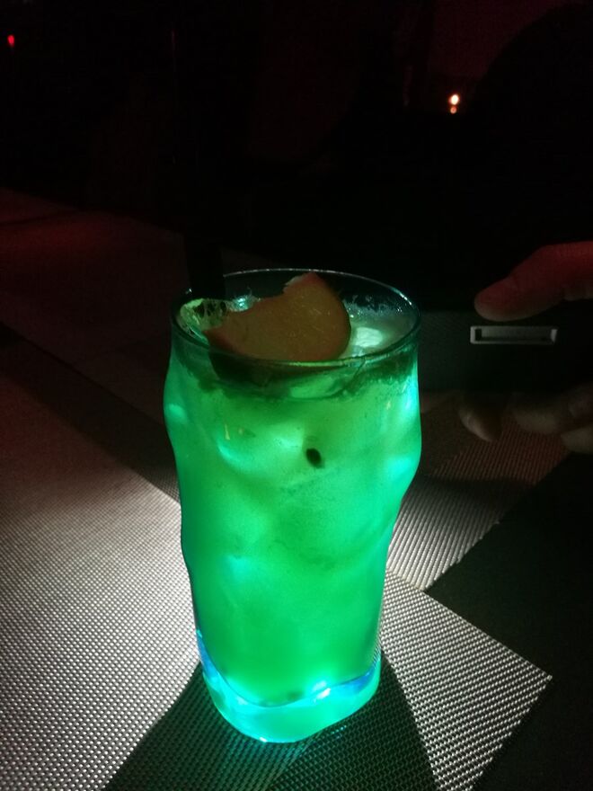 Fiji Lounge Bar, um bar com cocktails e karaoke