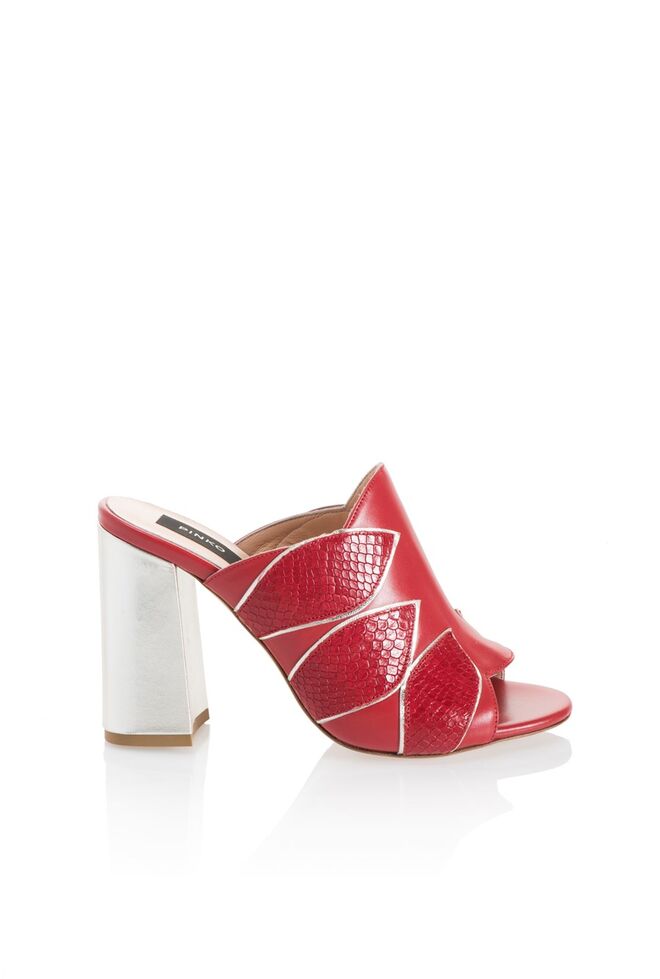 Mules em pele, €367, Pinko