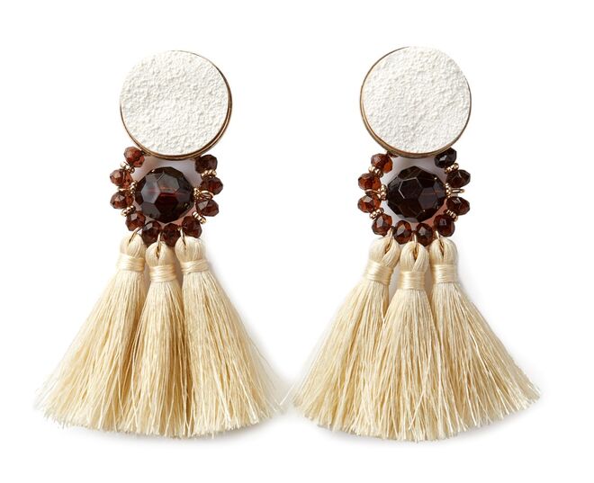 Brincos em resina e algodão, €9,99, Mango