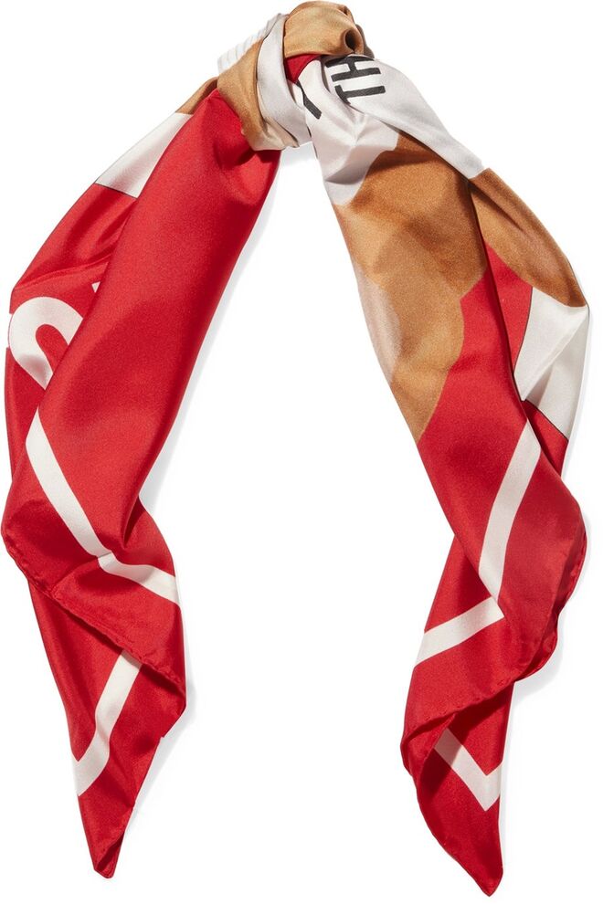 Lenço em seda, €155, Moschino 