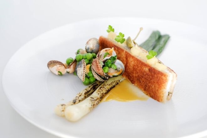 Provar a nova carta do Ipsylon Restaurante & Bar | Linguado de Cascais, alho francês grelhados, guisado de ervilhas e berbigão