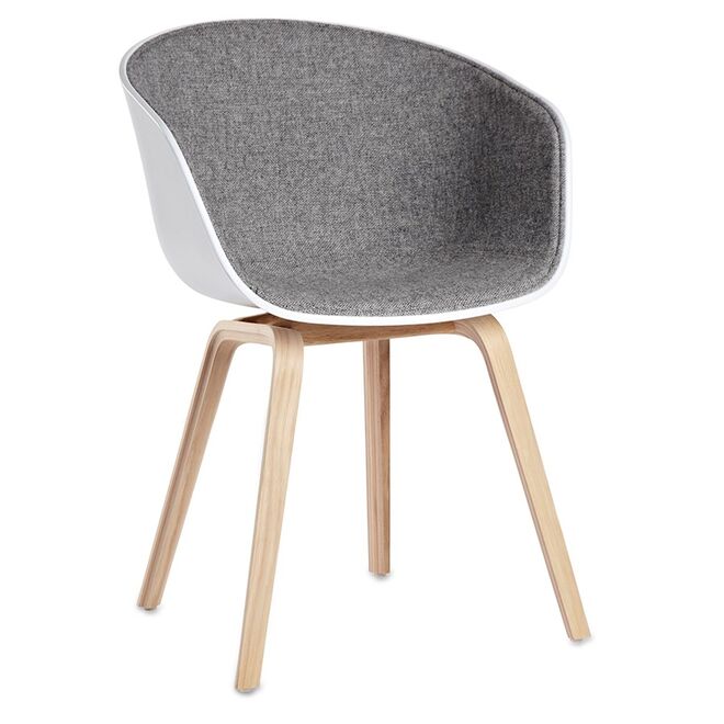 Cadeira em madeira e poliéster, €348, HAY