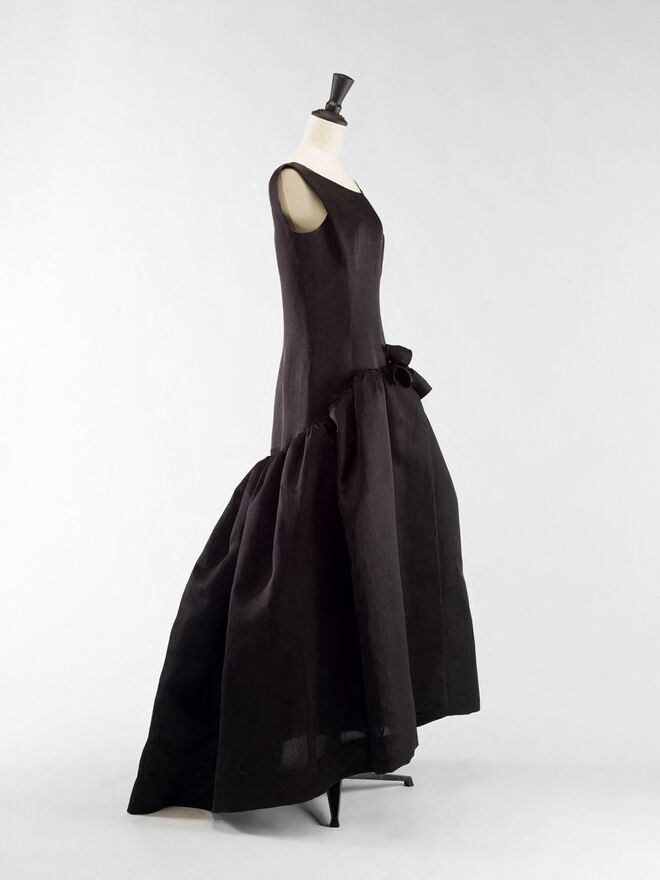 Exposição Balenciaga, l'oeuvre au noir, em Paris. Vestido, 1963