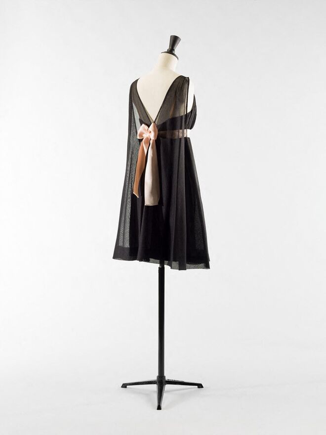 Exposição Balenciaga, l'oeuvre au noir, em Paris. Vestido, 1967