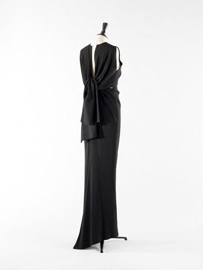 Exposição Balenciaga, l'oeuvre au noir, em Paris. Bolero e vestido, 1964