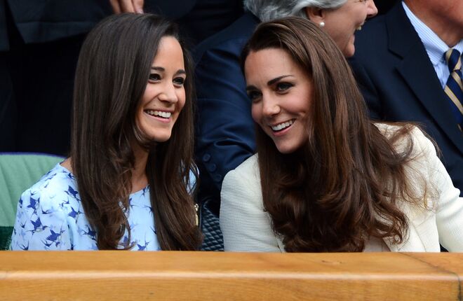 Pippa e a duquesa de Cambridge a ver uma partida de ténis no torneio de Wimbledon, em 2012