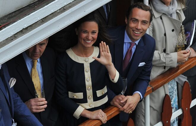 Pippa e James Middleton, no cortejo de barcos no rio Tamisa, nas comemorações do jubileu de diamante da rainha Isabel II, EM 2012