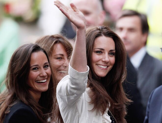 Pippa e Kate Middleton com a mãe, Carole, na chegada ao hotel Goring na véspera do casamento real, em 2011