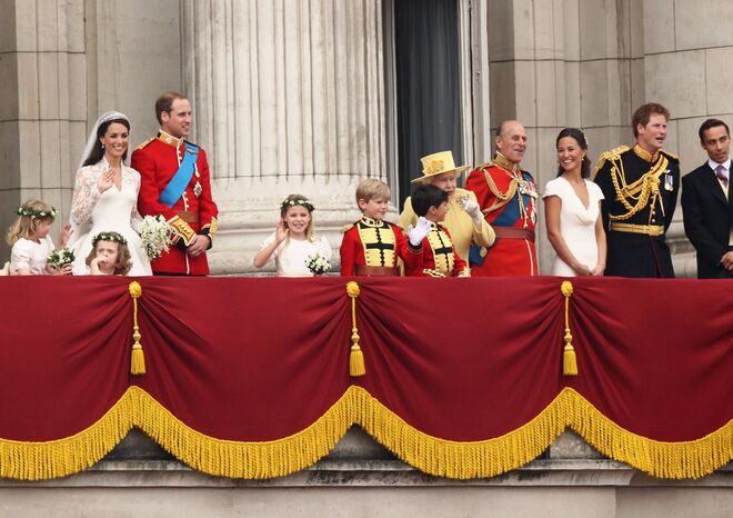 Pippa entre a família real, no balcão do Palácio de Buckingham depois do casamento real, em 2011