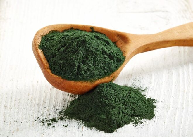 A Spirulina, conhecida por acelerar o crescimento dos cabelos, é usada especialmente para deixar os cabelos mais fortes, brilhantes e saudáveis.