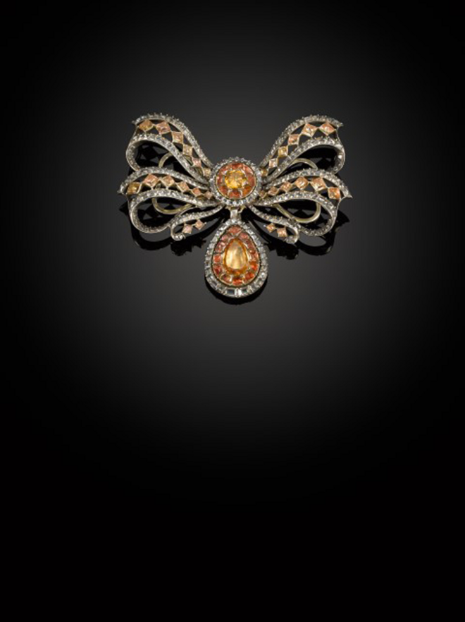 Guarnição de corpete (devant de corsage) em prata, ouro, diamantes, folheado a ouro e topázios. Finais do século XVIII
