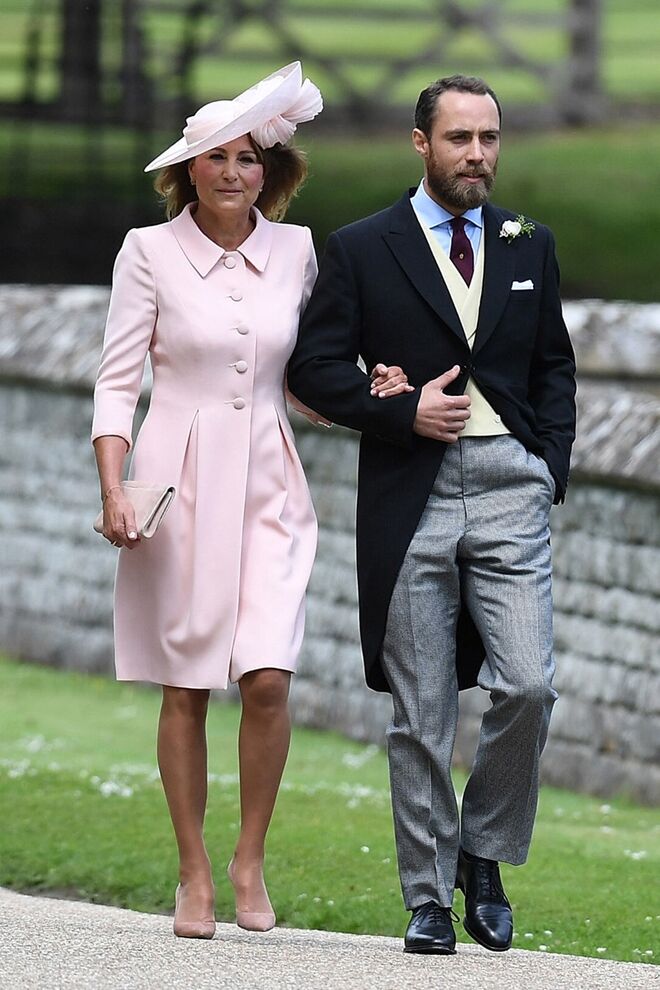 A mãe da noiva, Carole Middleton, com o filho, James Middleton