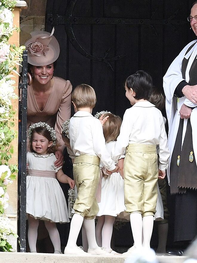 Kate Middleton com os meninos das alianças