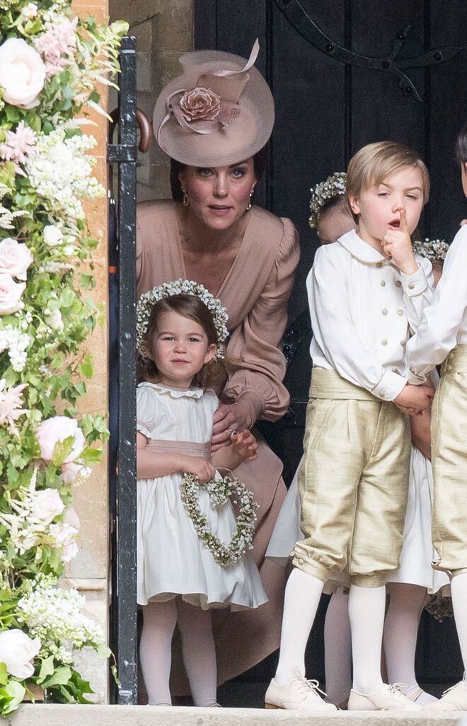 Kate Middleton com os meninos das alianças