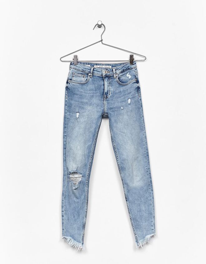 Calças de ganga com rasgões, €25,99, Bershka