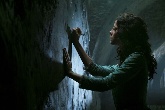 Kaya Scodelario em "Piratas das Caraíbas - Homens Mortos não Contam Histórias" na Disneyland de Paris