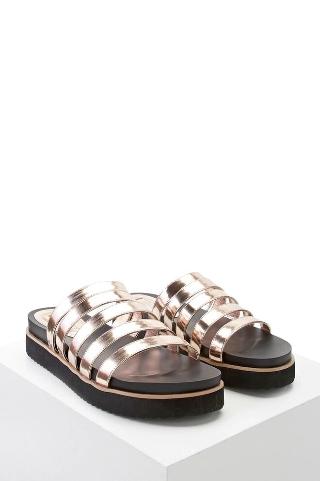 Sandália plataforma metálica, €20, Forever 21
