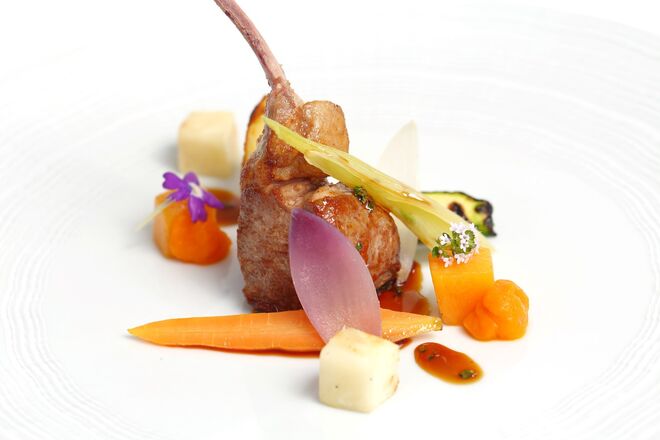 Carré de borrego, saladinha de legumes assados, esmagada de batata, molho de hortelã