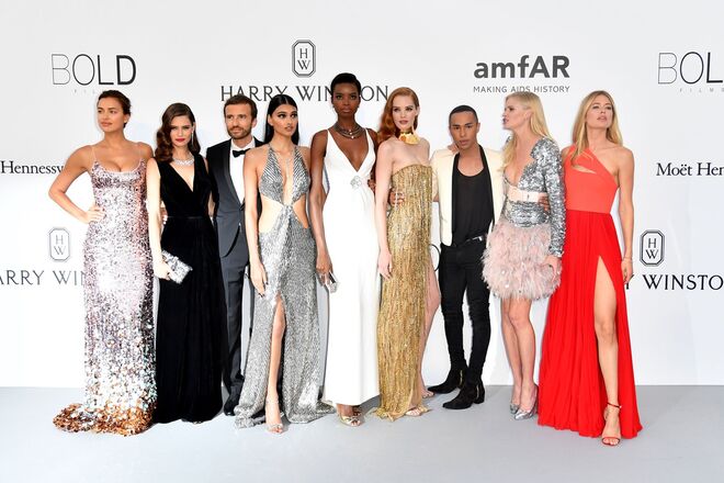 Irina Shayk, Bianca Balti, (convidados), Maria Borges, Alexina Graham, Olivier Rousteing, Lara Stone e Doutzen Kroes